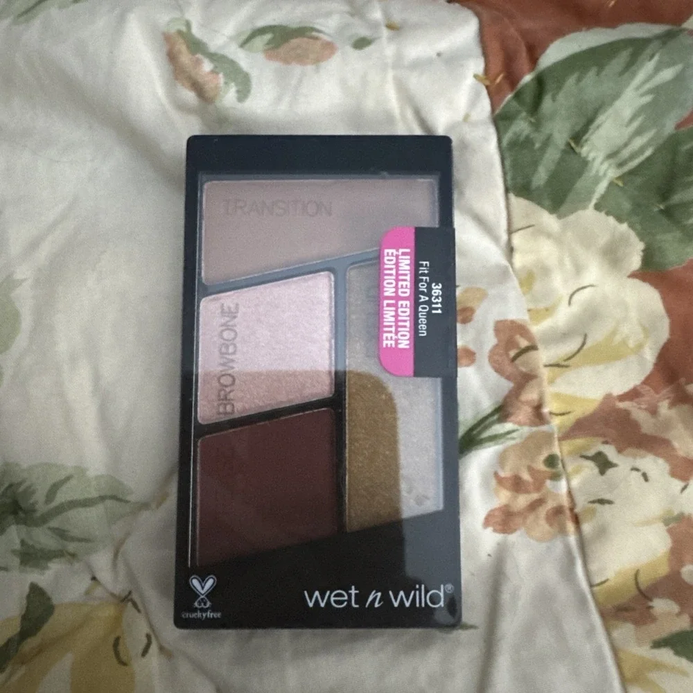 wet n wild ColorIcon EYESHADOW QUAD 38311 Fit for a Queen  .16oz